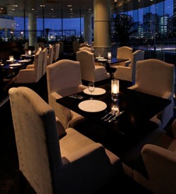 『横浜ベイクォーター』横浜駅から3分にあるショッピングモール